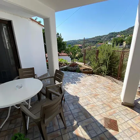 Ninas House דירה